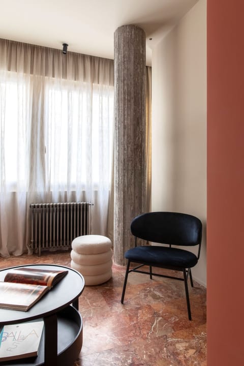 Deluxe Suite, Kitchenette | Minibar, in-room safe, desk, laptop workspace