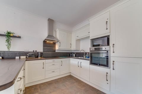 Bungalow | Private kitchen | Fridge, microwave, oven, stovetop