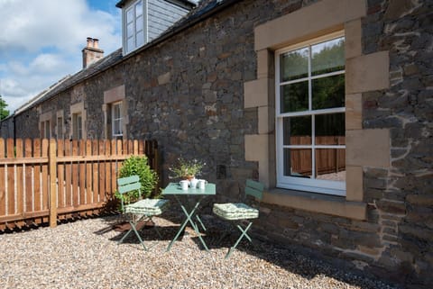 Grooms Cottage - bistro set for al fresco dining in the private gravelled garden