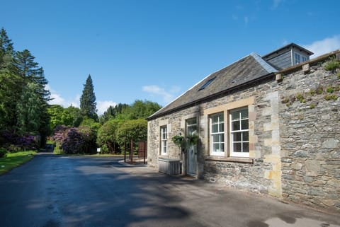 Grooms Cottage - front access door to the property with Kailzie Gardens beyond