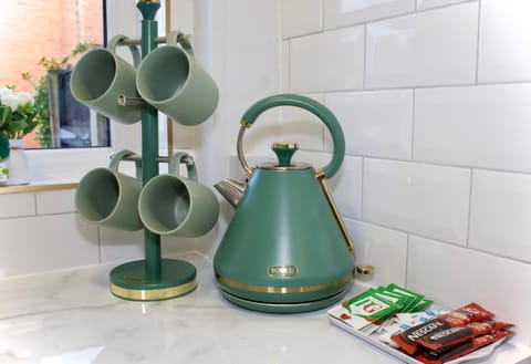 Kitchen kettle & courtesy tray