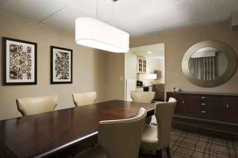 Executive Room, 1 King Bed, Non Smoking | Living area | TV