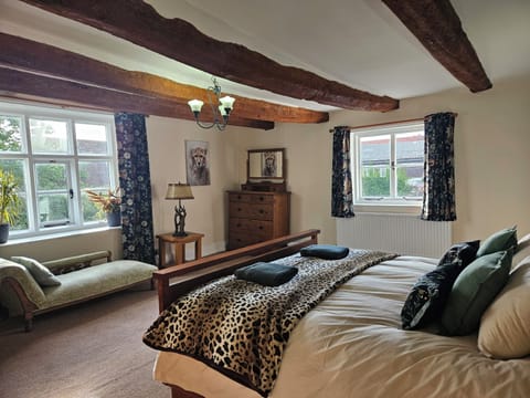 Big Cat Nap, the master bedroom with emperor size bed and ensuite