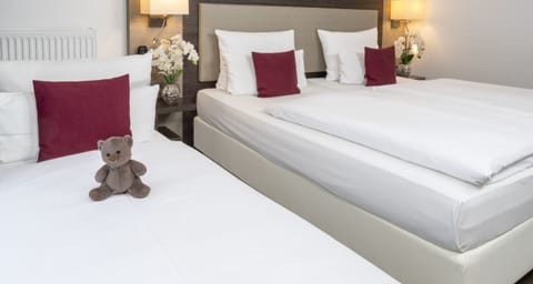 Triple Room | Desk, free cribs/infant beds, free WiFi, bed sheets