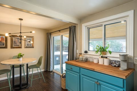 Fully Stocked Kitchen with Eat-In Table