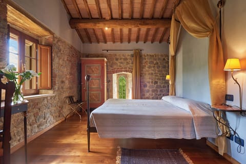 Triple Room | Minibar, laptop workspace, free WiFi, bed sheets