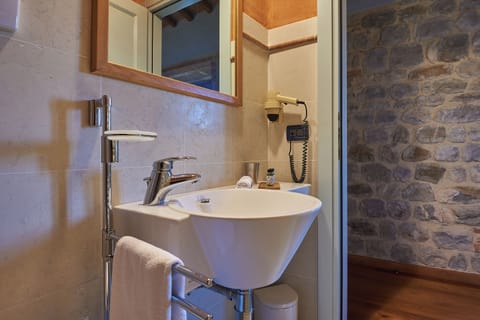 Triple Room | Bathroom | Jetted tub, rainfall showerhead, hair dryer, slippers