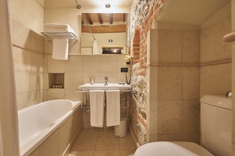 Classic Double Room | Bathroom | Jetted tub, rainfall showerhead, hair dryer, slippers