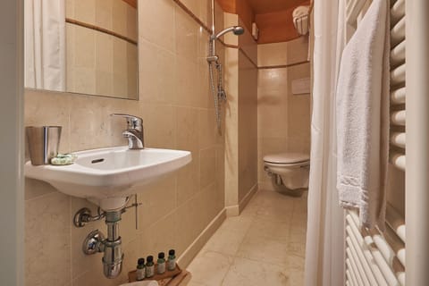Triple Room | Bathroom | Jetted tub, rainfall showerhead, hair dryer, slippers