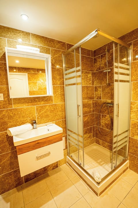 Single Room | Bathroom | Hair dryer, towels, soap, shampoo