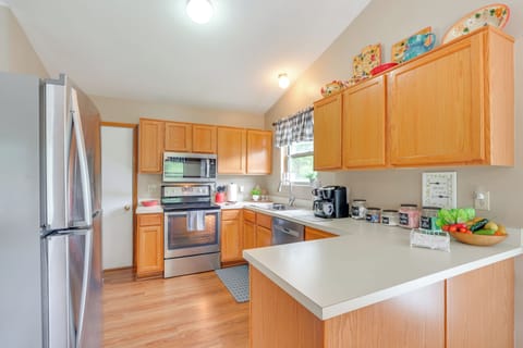 Kitchen | Dual Keurig/Drip Coffee Maker | Dishwasher | Blender | Main Level