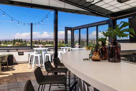 2 bars/lounges, rooftop bar