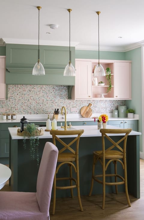 Stables Cottage - the kitchen island with breakfast bar seating