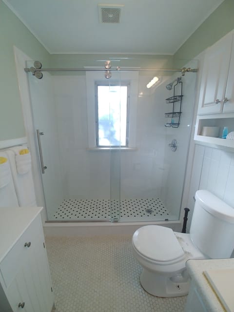 Cottage, 1 Queen, 2 Twins, Sleeper Sofa, Pet Friendly (235 Cottage) (Ground Floor) | Bathroom | Free toiletries, hair dryer, towels, soap