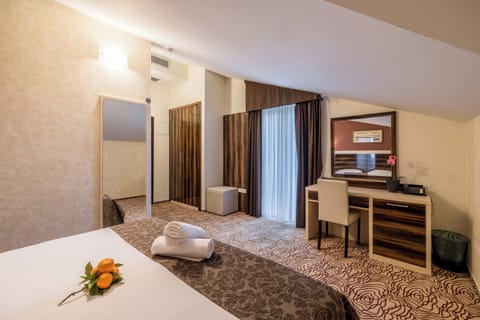 In-room safe, blackout drapes, free WiFi