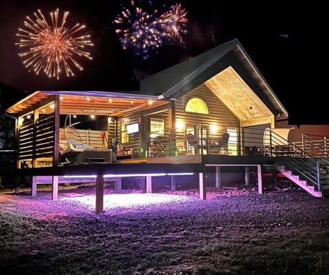 The Honeybee Couples Cabin on the Caddo River