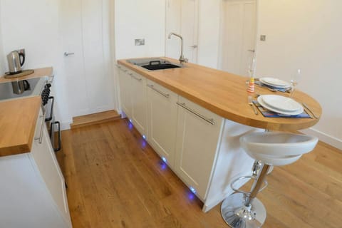 Island unit/breakfast bar with bar stools