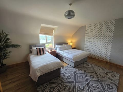 House | 5 bedrooms, free WiFi, bed sheets