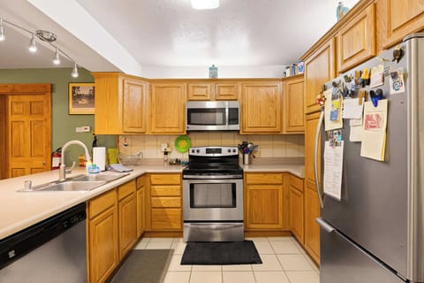Enjoy homemade meals with the help of the fully equipped kitchen