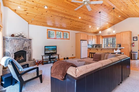Living room w/ gas fireplace, Smart TV & board games