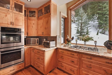 Kitchen w/ toaster, Keurig, double oven and more