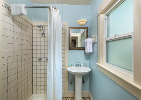 Traditional Room | Bathroom | Free toiletries, hair dryer, bathrobes, towels
