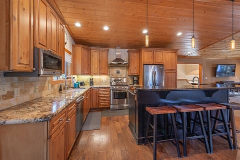 Nicely appointed gourmet kitchen with stainless appliances and granite countertops.
