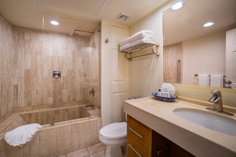 Junior Suite | Bathroom | Combined shower/tub, free toiletries, hair dryer, towels