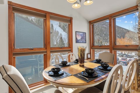 Dine with a View - Telluride Lodge 338 - Vivid Vacation Rentals - Dine with a View - Telluride Lodge 338 - Vivid Vacation Rentals