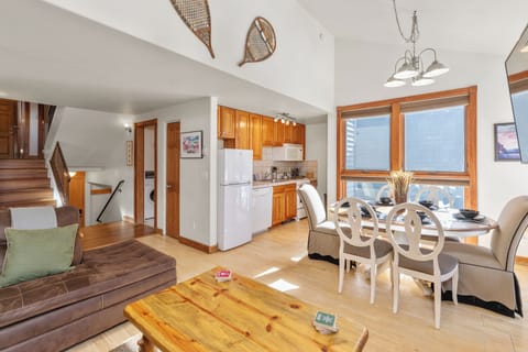Dining Kitchen  - Telluride Lodge 338 - Vivid Vacation Rentals - Dining Kitchen  - Telluride Lodge 338 - Vivid Vacation Rentals