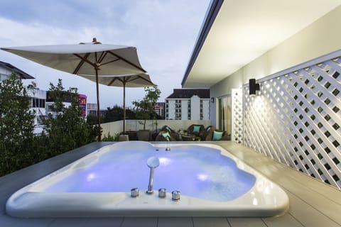 Outdoor spa tub