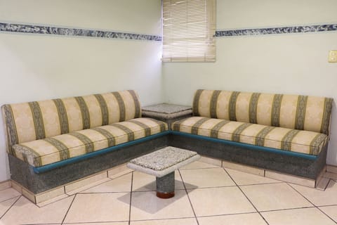 Standard Room, 1 King Bed, Courtyard View | Laptop workspace, free WiFi