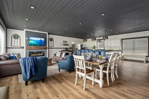 Cabin 1: Living room.