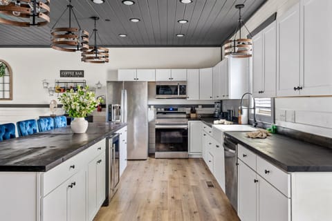 Cabin 1: Fully equipped kitchen.