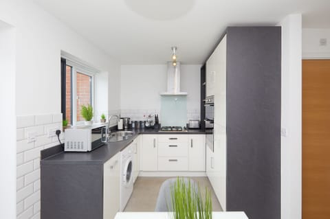 Premier Townhome, 2 Bedrooms, Kitchen, City View | Private kitchen | Full-size fridge, microwave, oven, stovetop