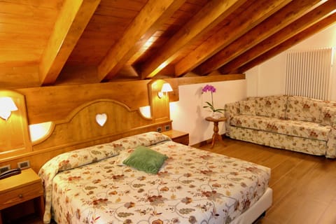 Suite, Balcony, Mountain View | In-room safe, blackout drapes, soundproofing, free WiFi