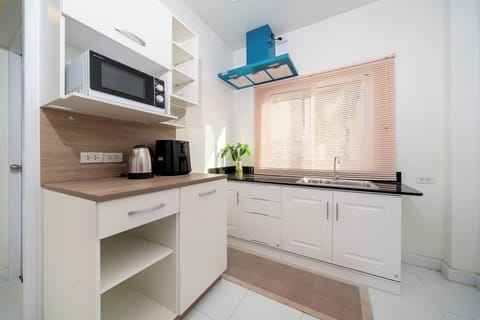 Exclusive Villa, 2 Bedrooms, Pool View, Beachside | Private kitchen