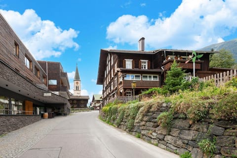 Immediate Surroundings [summer] (&lt;1 km)