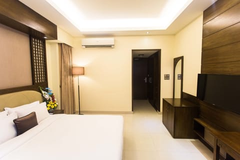 Executive Double Room | Living room | Flat-screen TV