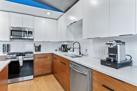 Fully equipped kitchen (Unit A)