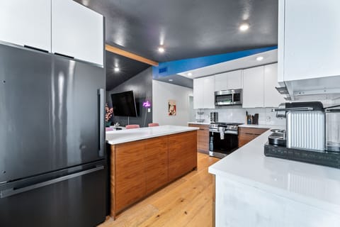 Fully equipped kitchen (Unit A)