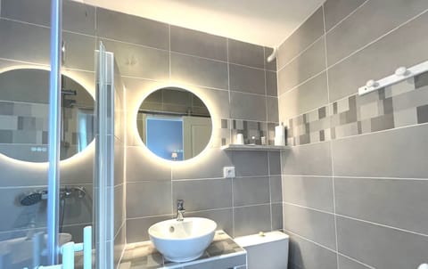 Standard Double Room (Petite) shower | Bathroom | Free toiletries, towels