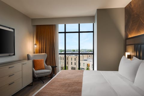 Hypo-allergenic bedding, in-room safe, desk, laptop workspace