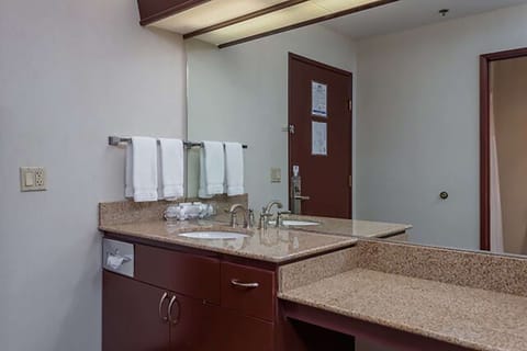 Deluxe Room (ADA) | Bathroom | Combined shower/tub, free toiletries, hair dryer, towels