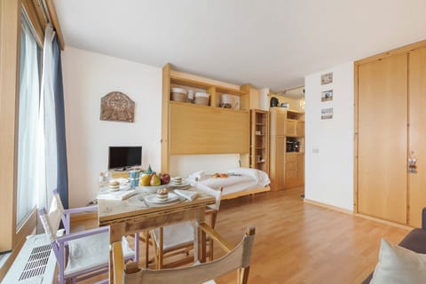 Standard Studio, Mountain View (Studio Sansi 34) | Living area | 21-inch flat-screen TV with cable channels