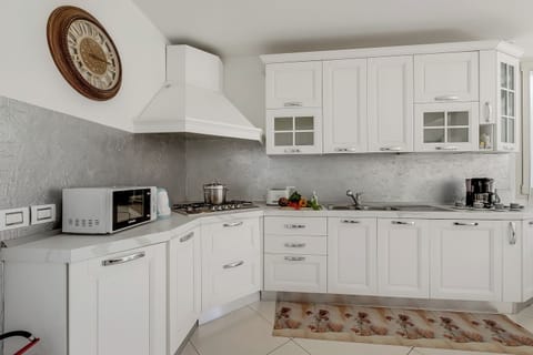 Family House, 3 Bedrooms, 2 Bathrooms (Casa Patino) | Private kitchen | Fridge, microwave, oven, stovetop