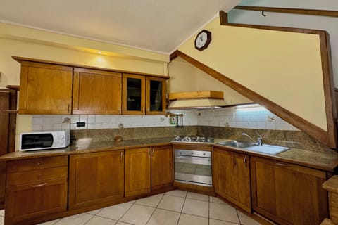 Family Townhome, 3 Bedrooms (Borgo di Porlezza) | Private kitchen | Fridge, microwave, stovetop, coffee/tea maker