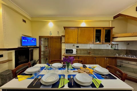 Family Townhome, 3 Bedrooms (Borgo di Porlezza) | Private kitchen | Fridge, microwave, stovetop, coffee/tea maker