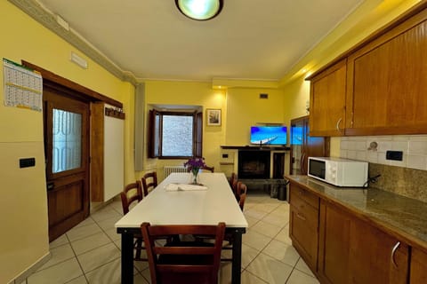 Family Townhome, 3 Bedrooms (Borgo di Porlezza) | Dining room