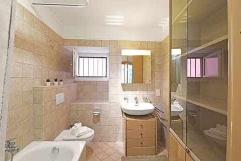 Family Apartment, 1 Bedroom (Lugano Bay View Uno) | Bathroom | Combined shower/tub, hair dryer, towels, soap